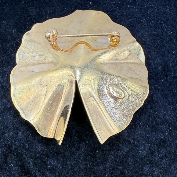 Gold Leaf Brooch with Green Frog and Pearl - Picture 2 of 2